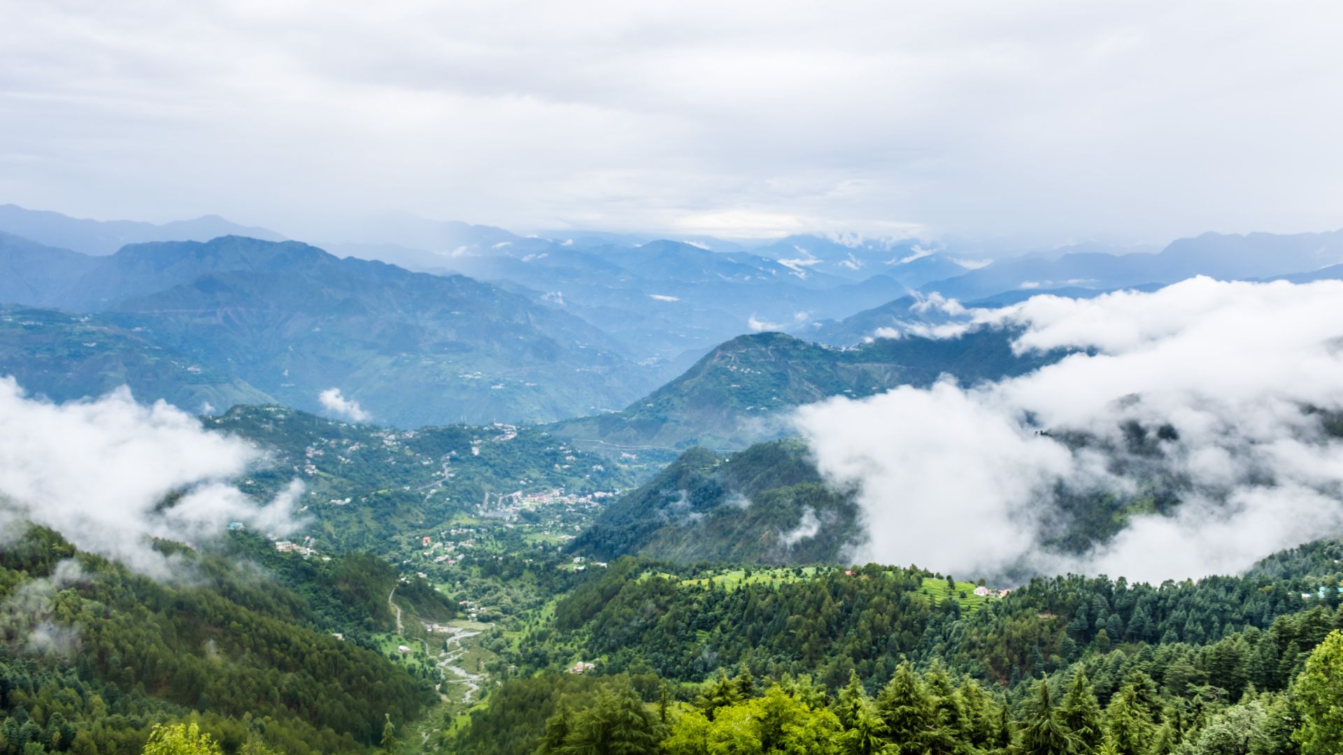 Ooty vs Uttarakhand – Which Has Better Scenic Views? (2026 Guide)